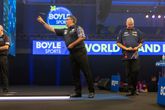 Gary Anderson en Raymond van Barneveld speelden een opmerkelijke wedstrijd tegen elkaar op de World Grand Prix. PDC