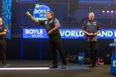 Raymond van Barneveld krijgt de schuld van incident tussen topdarters: 'Het irriteert anderen ook'