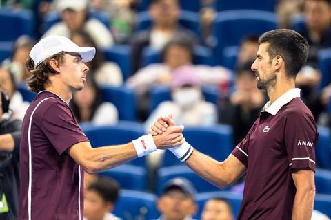 Toptennisser (27) geeft duidelijkheid na pijnlijke opgave in historisch duel van Novak Djokovic: 'Ik voelde iets'