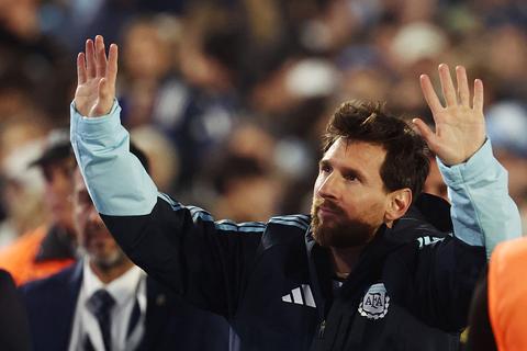 Voetbalicoon Lionel Messi zwaait in stijl af als international van Argentinië tijdens emotioneel afscheid