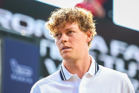 Toptennisser Jannik Sinner had geldbonus van miljoenen euro's al binnen, maar blessure gooit roet in het eten