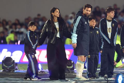 Vrouw (38) van afzwaaiende Lionel Messi deelt liefdesverklaring aan topvoetballer: 'Dat heb je verdiend'