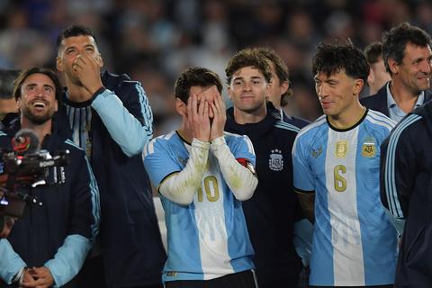 Voetballegende Lionel Messi (39) sluit interlandcarrière bij Argentinië af: prachtige beelden van zijn afscheid