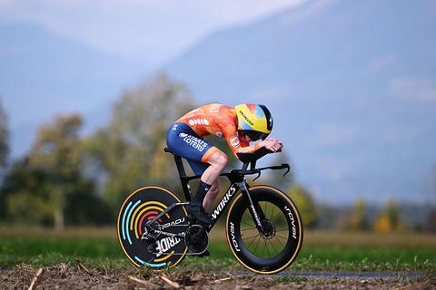 Nederlandse dubbelslag op EK wielrennen: Nienke Vinke (22) wint tijdrit bij beloften, zilver voor landgenote