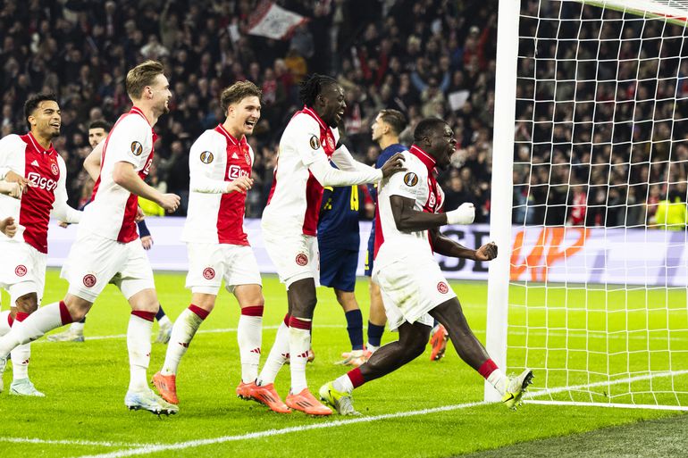 Brian Brobbey doorbreekt doelpuntloze periode: publiek gaat uit zijn dak voor Ajax-spits