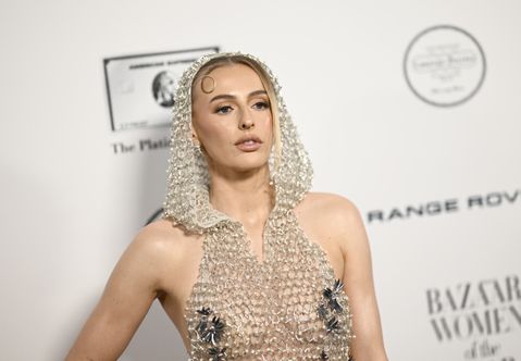 Topvoetbalster (27) duikt met gewaagde outfit op tussen beroemdheden