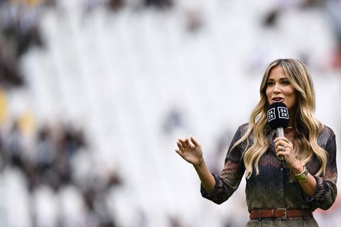 Bekende presentatrice (34) begaat opmerkelijke blunder in de lift