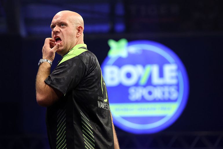 Topdarter Michael van Gerwen verwacht veel van 'beste vrouw ooit': 'Ze heeft alle klasse om dat te doen'