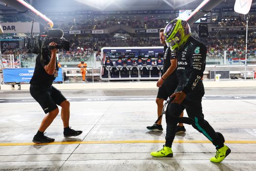 Paaltje verpest laatste kwalificatie Lewis Hamilton bij Mercedes: 'Heb er een zootje van gemaakt'