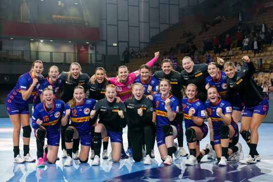 De man achter de schermen bij de Nederlandse handbalsters: 'Ik heb live verbinding met de bank'