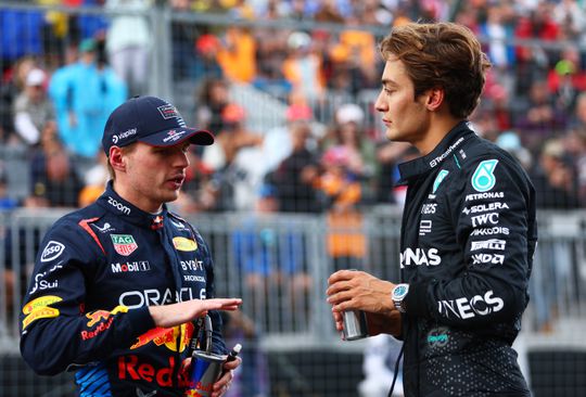 Foto Max Verstappen en George Russell zorgt voor geruchten: 'Zijn ze gedwongen om dit te doen?'