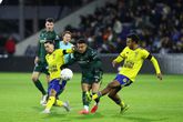 ADO Den Haag (geel) met rouwbanden tegen SC Cambuur ©ProShots