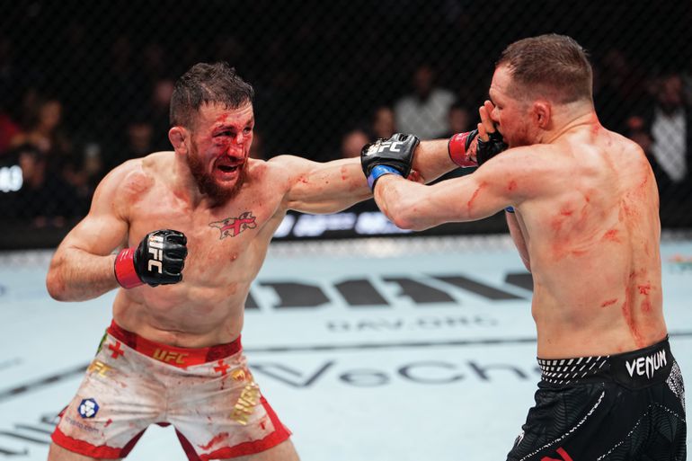 Verrassingen bij UFC 323: dominant kampioen maakt 'De Ridder-fout', horrorblessure lijdt tot op een na jongste kampioen ooit