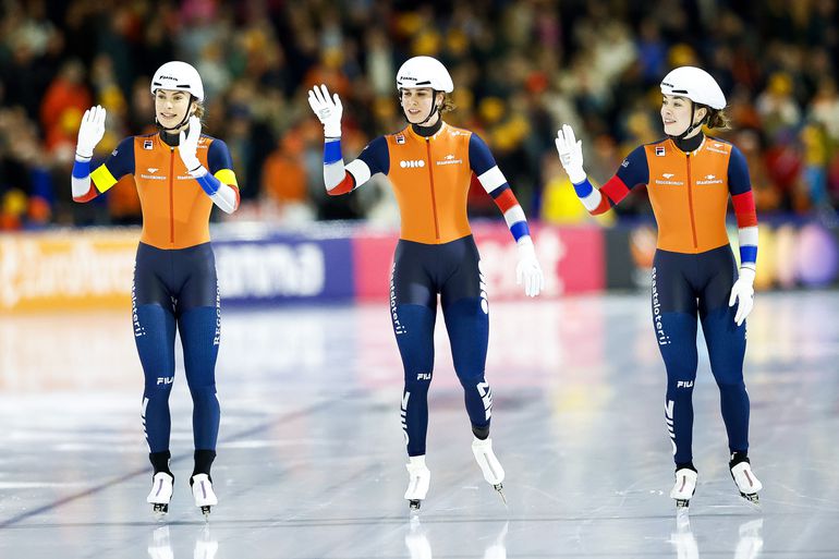 Uitslagen World Cup schaatsen Heerenveen | Baanrecords sneuvelen ook op slotdag in Thialf