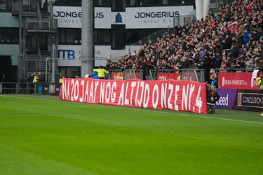 FC Utrecht brengt met prachtige actie eerbetoon aan overleden speler: 'Voor altijd onze nummer 4'