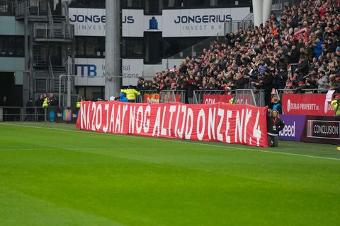 FC Utrecht brengt met prachtige actie eerbetoon aan overleden speler: 'Voor altijd onze nummer 4'