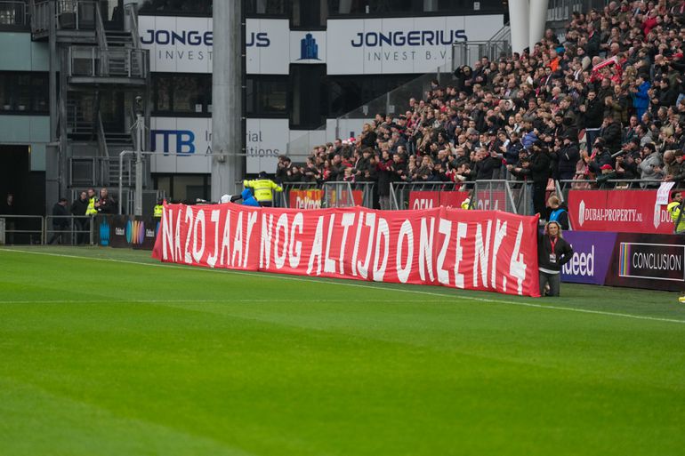 FC Utrecht brengt met prachtige actie eerbetoon aan overleden speler: 'Voor altijd onze nummer 4'