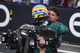 Max Verstappen knuffelt wereldkampioen Lando Norris.

© ProShots