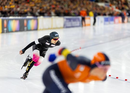 Verrassende naam laat zich zien in B-groep World Cup schaatsen Heerenveen, Nederlander rijdt derde tijd