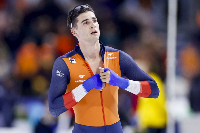 Waanzinnige Jordan Stolz maakt hattrick in Thialf compleet en doet rivaal Jenning de Boo dubbel pijn