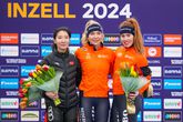 Joy Beune (midden) en Antoinette Rijpma-de Jong (rechts), twee kanshebbers voor de Europese titel allround. © Getty Images