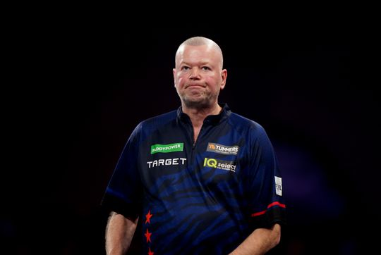 Zorgen om dartsicoon Raymond van Barneveld: 'Hij lijkt in de war te zijn'