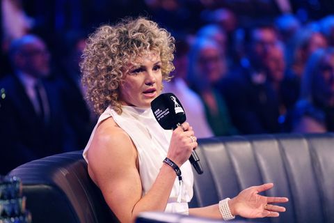 Populaire presentatrice krijgt hartverscheurend bericht en verlaat live-uitzending Premier League