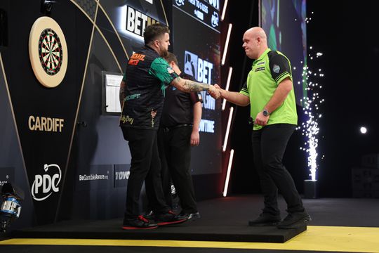 'De Premier League Darts moet echt anders, voordat iedereen is afgehaakt na wéér Michael van Gerwen tegen Michael Smith'