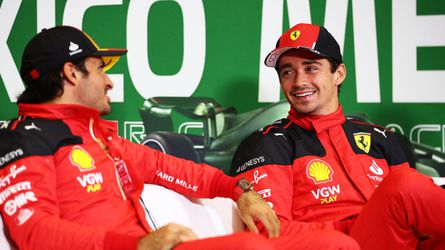 Charles Leclerc treurt om vertrek Carlos Sainz bij Ferrari: 'Zie hem vaker dan familie'