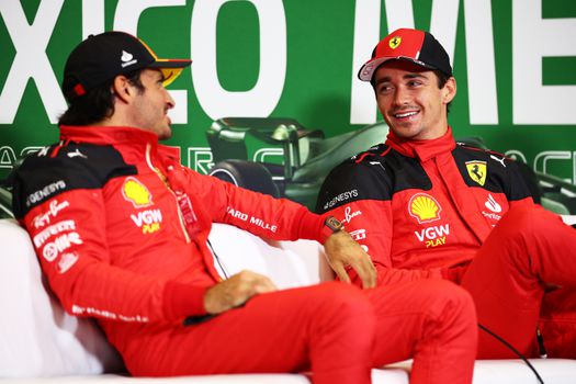 Charles Leclerc treurt om vertrek Carlos Sainz bij Ferrari: 'Zie hem vaker dan familie'