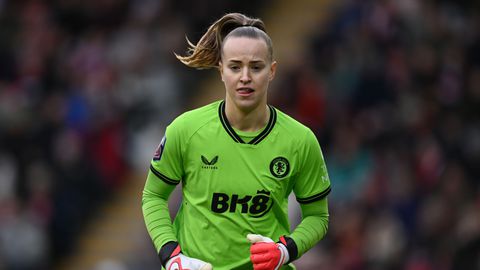 Oranje-keepster Daphne van Domselaar stopt drie penalty's in Engelse beker