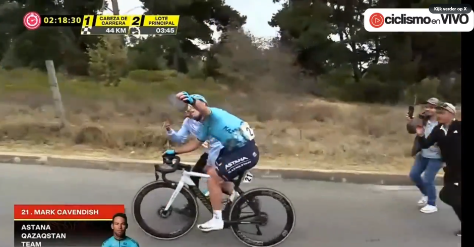 Geniale beelden: sprinter Mark Cavendish neemt in volle klim de tijd voor selfie met een fan