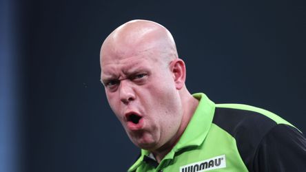 Michael van Gerwen overleeft tegen Luke Littler matchpijl en wint Premier League Darts in Berlijn