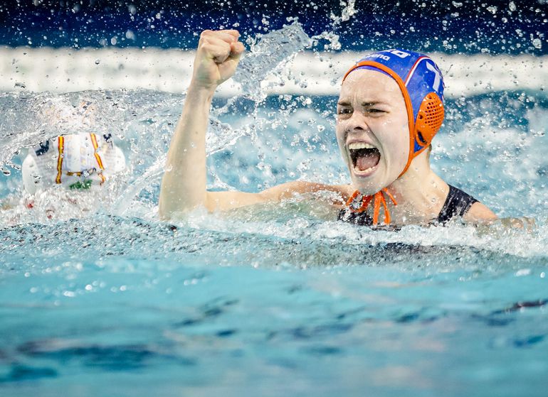 Nederlandse waterpolosters scoren er weer 27 tijdens WK-duel, maar zijn wel aangewezen op tussenronde