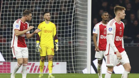 Jordan Henderson 'schrok' bij zijn debuut bij Ajax - PSV van teamgenoot: 'Bizar hoe jong hij is'