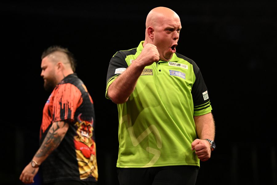 Michael van Gerwen tegen Michael Smith bij de Premier League Darts in Berlijn