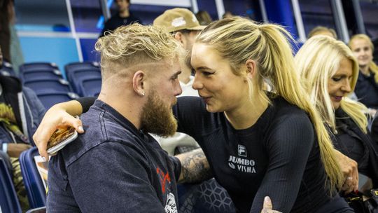 Jake Paul vlogt met vriendin Jutta Leerdam vanaf middenterrein: 'Moet ik echt zilver laten zien?'