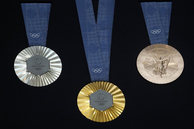 Zo zien de medailles voor de Olympische Spelen in Parijs 2024 eruit: Eiffeltoren er letterlijk in verwerkt