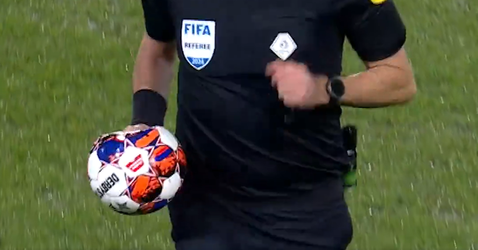 Lollig moment in Groningen: speler prikt bal lek met zijn noppen tijdens de wedstrijd