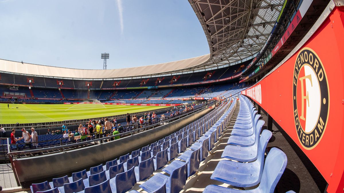 Gemeente Rotterdam wil overlast Feyenoord-supporters aanpakken: 'Twaalf man pisten tegen hek speeltuin'