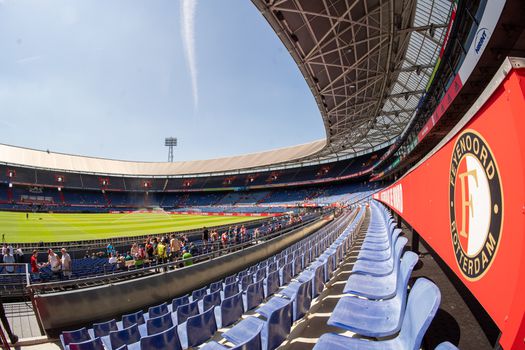 Gemeente Rotterdam wil overlast Feyenoord-supporters aanpakken: 'Twaalf man pisten tegen hek speeltuin'