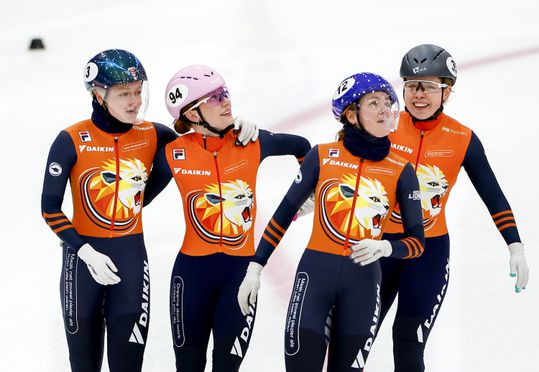 Shorttrackende Dutch Lions slaan in het hol van de leeuw toe met eerste goud in Tilburg