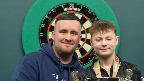 Ouders van groot dartstalent (13) halen hem van school: 'We hebben ook beslist niet op vakantie te gaan'