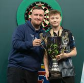 Luke Littler en Lex Paeshuyse ©ProShots