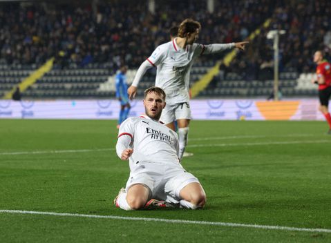 Santiago Giménez laat Milaan direct juichen met goal bij debuut in Serie A