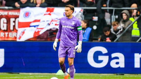 Feyenoord-trainer Robin van Persie de dupe van opmerkelijk gedrag eigen aanvoerder: 'Totaal onnodig'