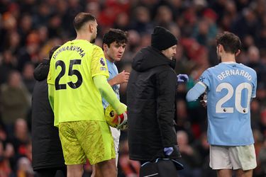 Cody Gakpo betrokken bij heftige botsing: tegenstander gaat knock-out tijdens kraker Liverpool - Manchester City