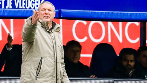 FC Utrecht-trainer Ron Jans in pijnlijk rijtje na nederlaag tegen Feyenoord: 'Je mag het best zorgelijk noemen'