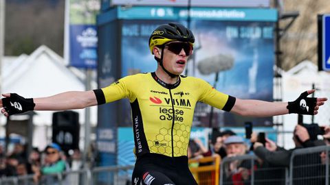 Jonas Vingegaard toont spierballen in Tirreno-Adriatico: winnende solo én leiderstrui
