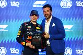 Max Verstappen krijgt de pole-prijs van oud-keeper Gianluigi Buffon. © Getty Images
